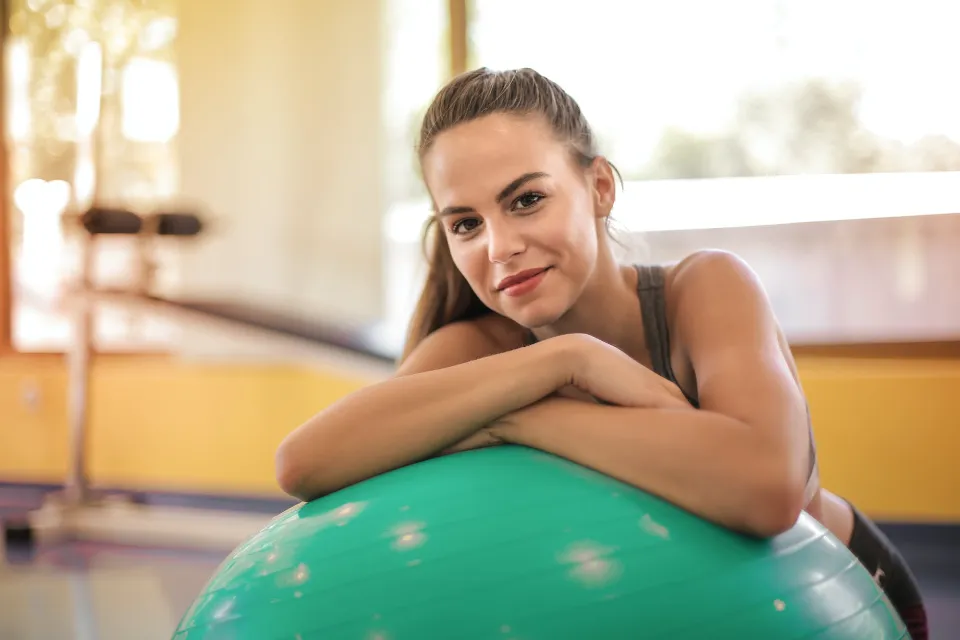 When to Start Using Exercise Ball in Pregnancy: Best Time&Usage