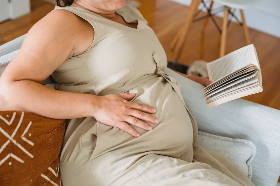 How to Use Maternity Pillow: 6 Recommended Poses