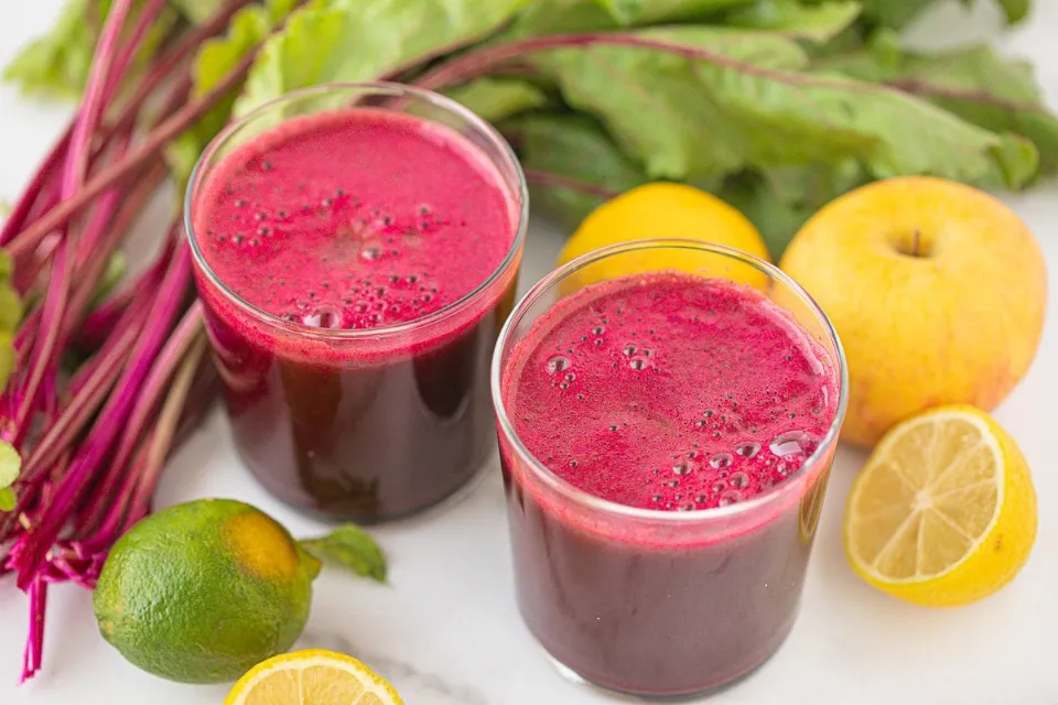 5 Juicing Recipes for Lowering High Blood Pressure (2023)